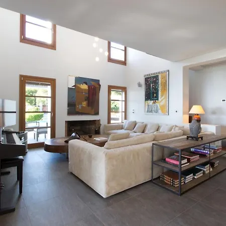 Mikael's Home, Contemporary With Striking Architecture *