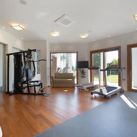 Mikael's Home, Contemporary With Striking Architecture וילה *